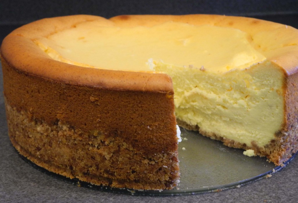 Vanilla Cheesecake with cookie and pecan crust